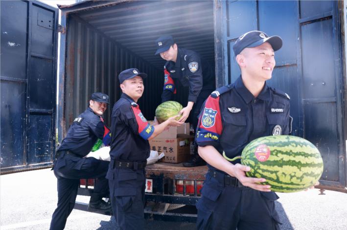 坚守岗位迎“烤验” 爱警暖警送“凉策”