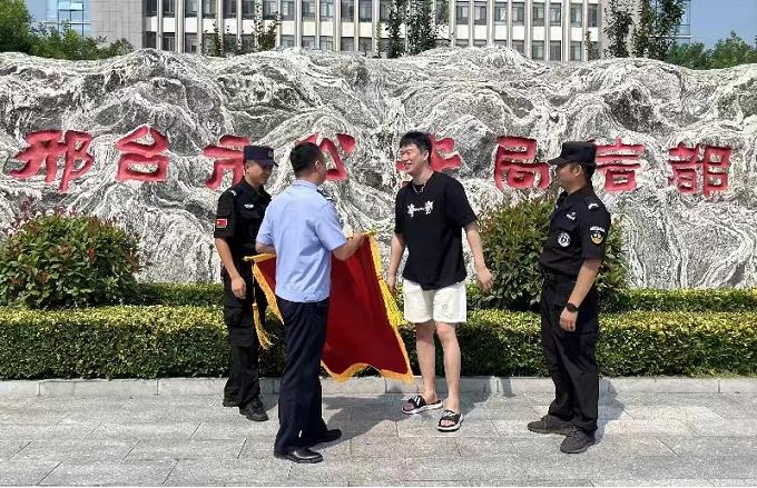 夏夜救助 信都公安特巡警情暖老人“回家路” 夏夜救助 信都公安特巡警情暖老人“回家路”