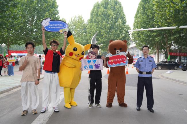 信都公安做好“加减乘除”法 护航开学季 信都公安做好“加减乘除”法 护航开学季