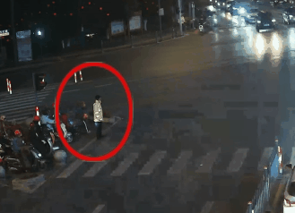 交警晚高峰执勤时,小小的她递来一封特别来信...... 交警晚高峰执勤时,小小的她递来一封特别来信......